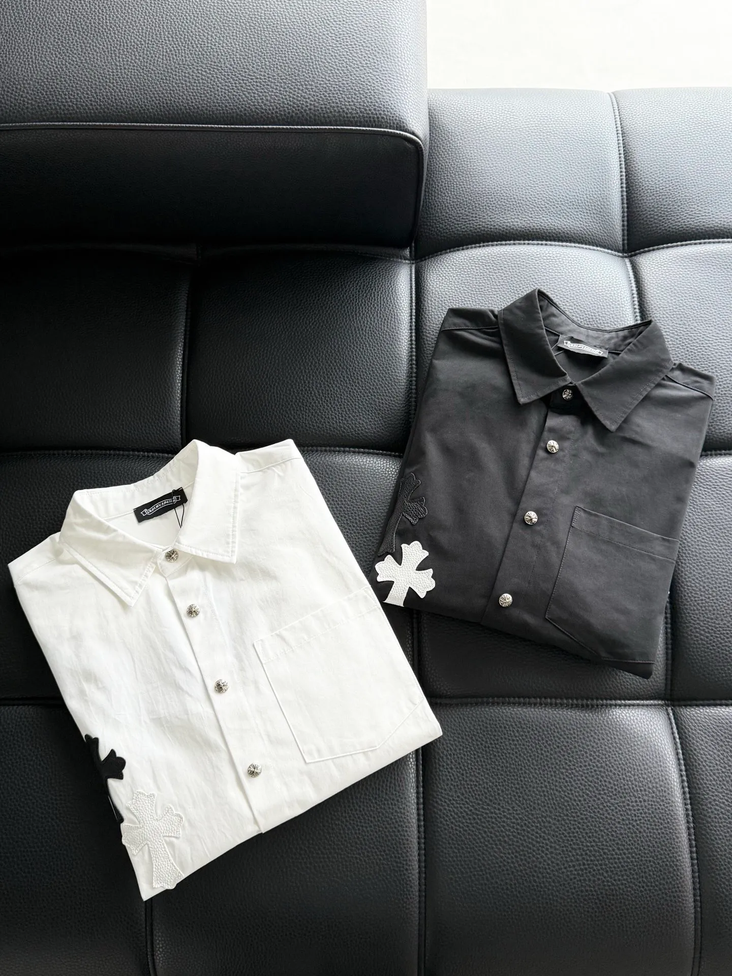 P510 Chrome Hearts leather cross leather embroidery shirt jacket! OS version can be worn by both men and women! The fabric is made of twill gauze cotton fabric! The texture is clear and smooth, not easy to wrinkle or fade! The embroidery process is complex and repetitive, and the requirements for the embroidery machine are very strict. The distance is always 45 centimeters! It won’t work if the spacing is too big, and it won’t work if it’s too small! The hardware is all carved and cast. This piece of clothing consumes a lot of material. More than 3 meters of material is used for one piece of clothing! After the garment is made, it needs to be fixed at high temperature, washed at a water temperature of more than 70 degrees, and softened by adding softener to make the upper body softer and smoother!   Color: black white Size: m-3xl Style number: 5879➕3731
